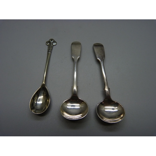 854 - A large hallmarked silver mustard, London 1913, 98g, and a matching plated salt, with blue glass lin... 