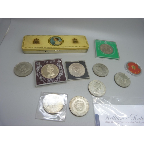 860 - Commemorative crowns including a £5 coin, a mint English £1 note, etc.