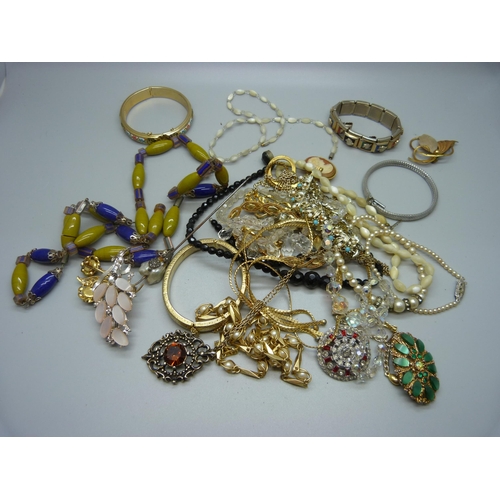 865 - Costume jewellery