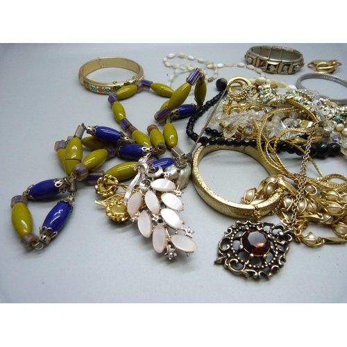 865 - Costume jewellery