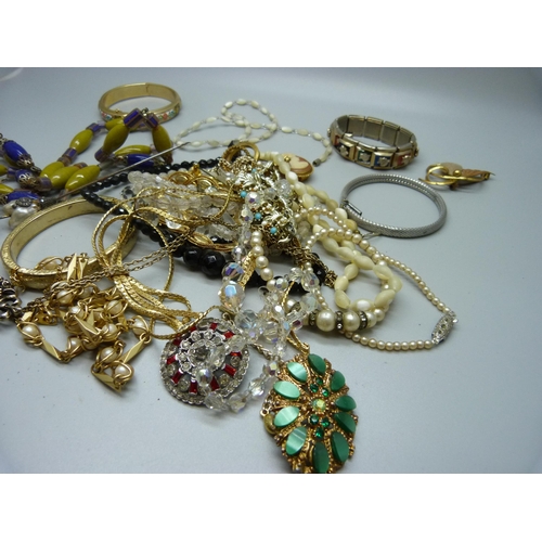 865 - Costume jewellery