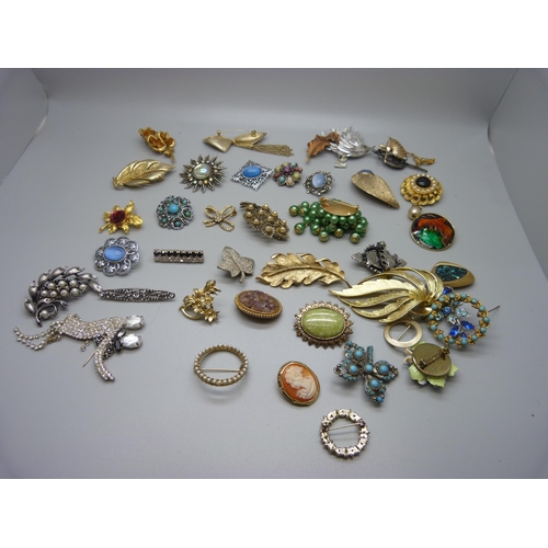 868 - Forty brooches