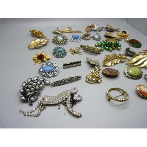 868 - Forty brooches