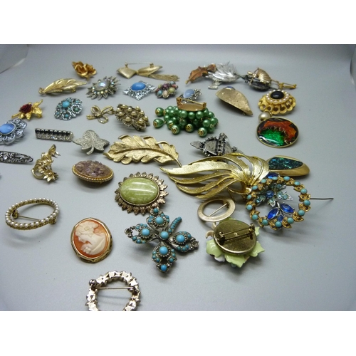 868 - Forty brooches