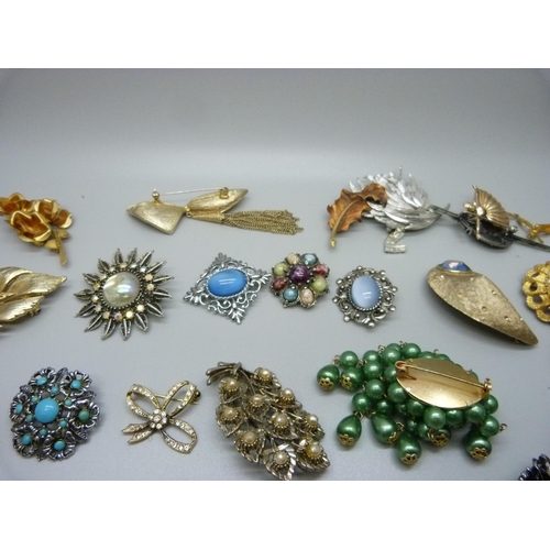 868 - Forty brooches