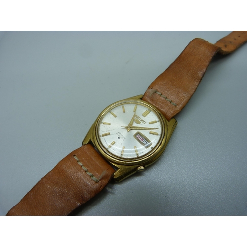 889 - A Seiko 5 automatic day/date wristwatch