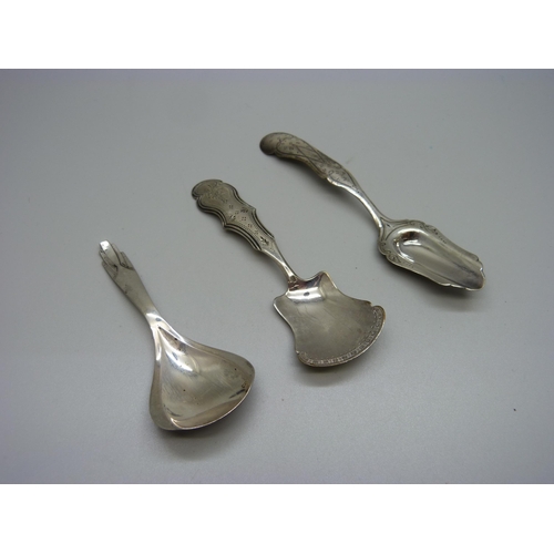 895 - Three Dutch silver caddy spoons, 33.5g