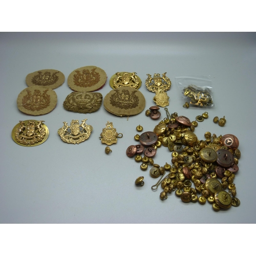 902 - Assorted military badges and buttons