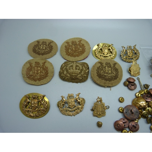 902 - Assorted military badges and buttons