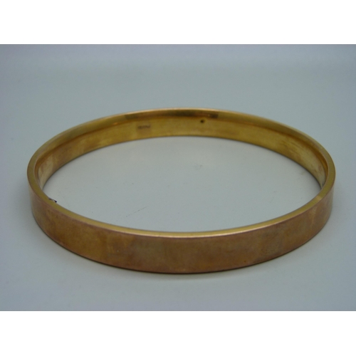 908 - A Victorian 9ct gold bangle, 26.5g, 84mm internal diameter