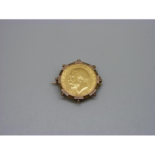 914 - A George V 1925 sovereign, South Africa mint, in a 9ct gold brooch mount, 10.4g