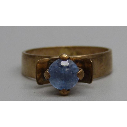 919 - A 9ct gold and blue stone ring, 3.2g, N, stone a/f