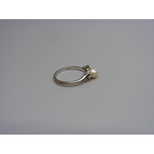 920 - A 9ct white gold and pearl ring, 2.4g, O