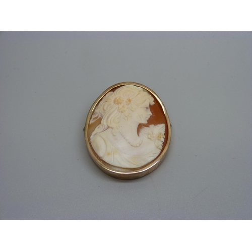 923 - A cameo brooch, (tests as 9ct gold), gross weight 13.9g