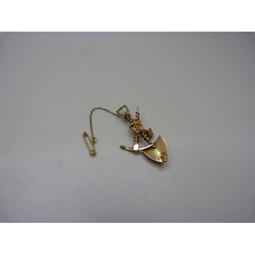 927 - A gold miner's brooch with gold nuggets, (tests as approximately 9ct), 4.5g