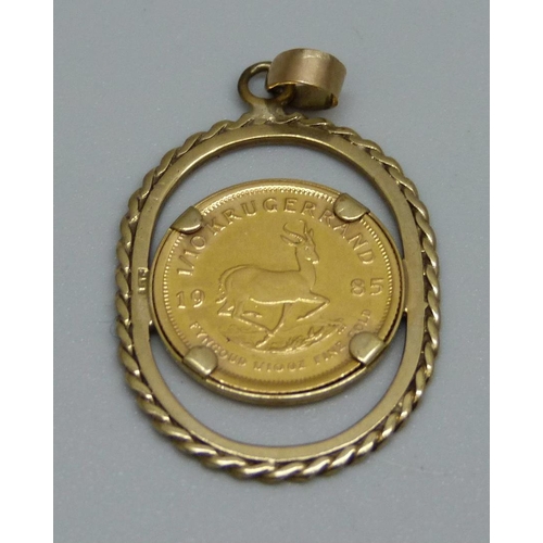 930 - A 1985 1/10th Krugerrand gold coin in a 9ct gold pendant mount, 5.7g