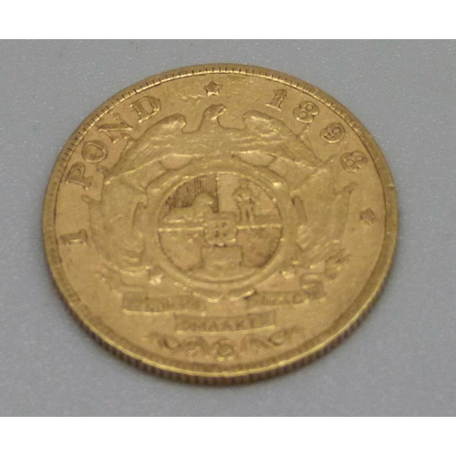 931 - An 1900 South African 1 Pond gold coin, 7.9g