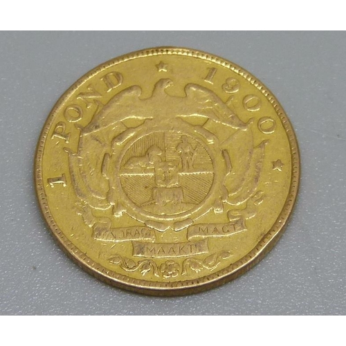 933 - A 1898 South African 1 Pond gold coin, 7.9g