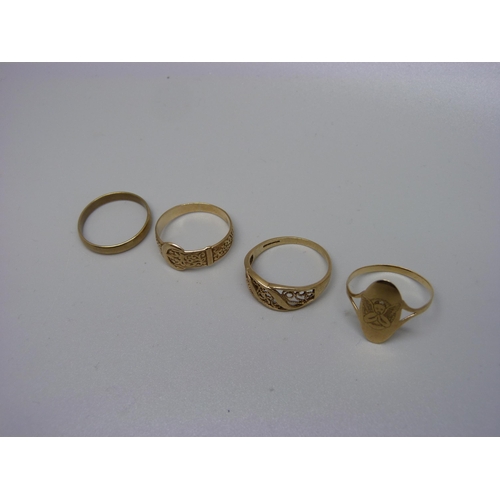 939 - Four 9ct gold rings including a buckle ring, 7.1g