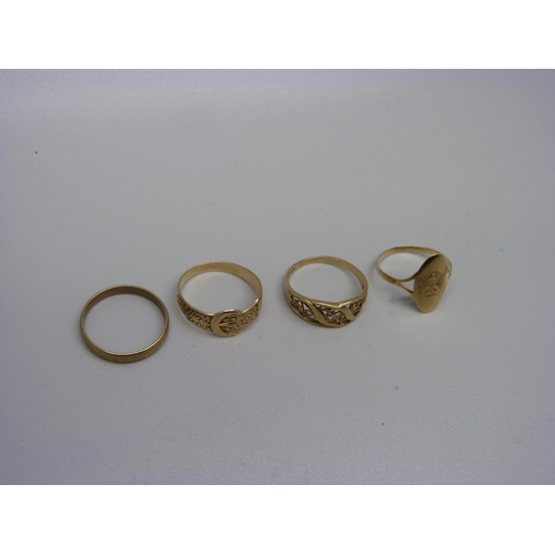 939 - Four 9ct gold rings including a buckle ring, 7.1g