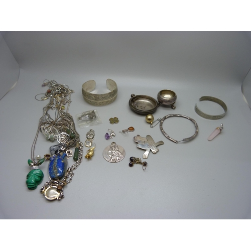 940 - A collection of silver and other jewellery, a silver watch case, a/f, and a salt, some jewellery a/f