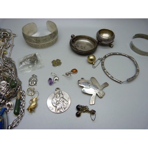 940 - A collection of silver and other jewellery, a silver watch case, a/f, and a salt, some jewellery a/f