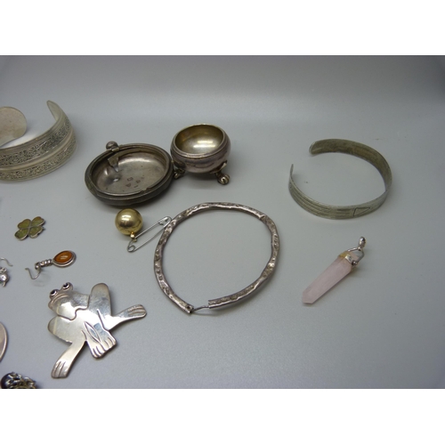 940 - A collection of silver and other jewellery, a silver watch case, a/f, and a salt, some jewellery a/f