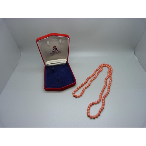 942 - A Taiwan coral necklace in original box