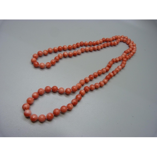 942 - A Taiwan coral necklace in original box