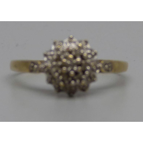 949 - A 9ct gold and diamond cluster ring, 2.5g, V