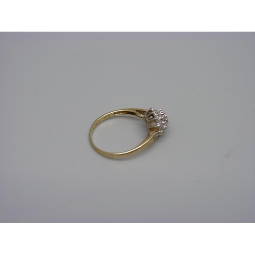 949 - A 9ct gold and diamond cluster ring, 2.5g, V