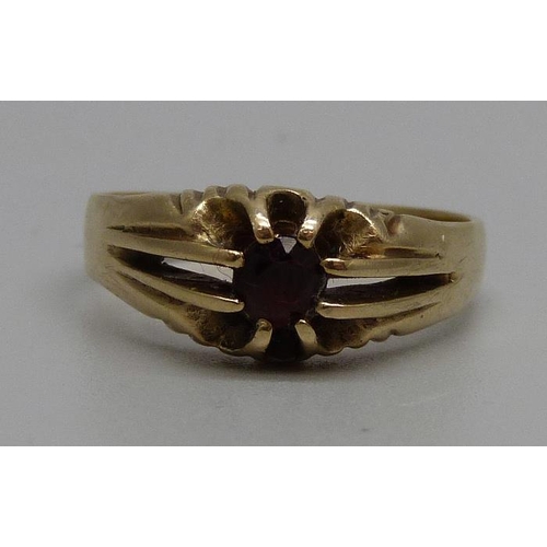 950 - A 9ct gold and garnet ring, 4.2g, S