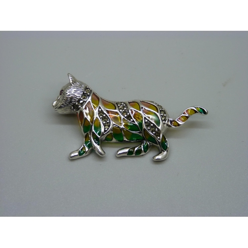 959 - A silver plique-a-jour cat brooch