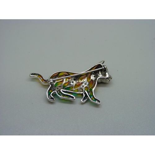 959 - A silver plique-a-jour cat brooch