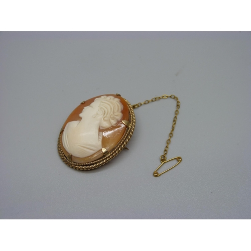 960 - A 9ct gold mounted cameo brooch