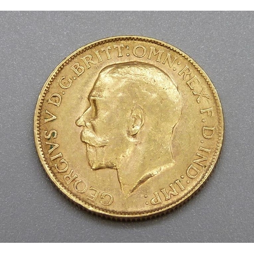 969 - A George V 1915 sovereign, 8g