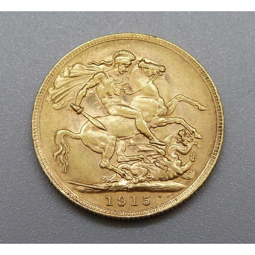 969 - A George V 1915 sovereign, 8g