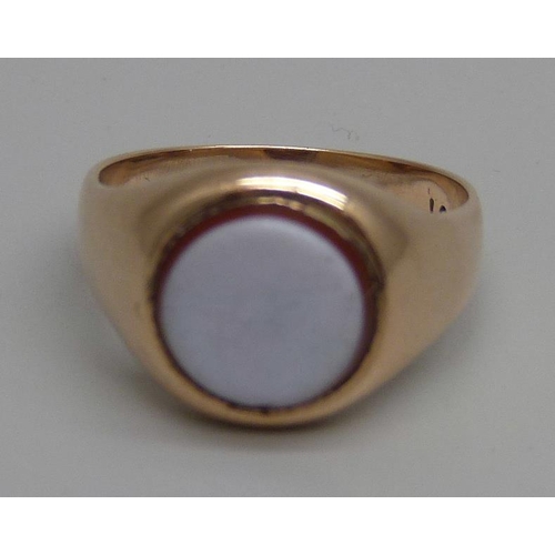 980 - A vintage 9ct gold and white agate signet ring, 5.2g, N