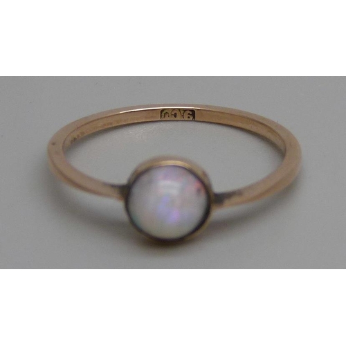 981 - A vintage 9ct gold and opal solitaire ring, 1.2g, O