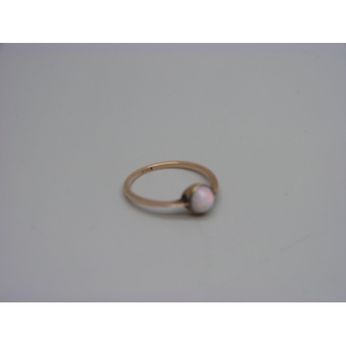 981 - A vintage 9ct gold and opal solitaire ring, 1.2g, O