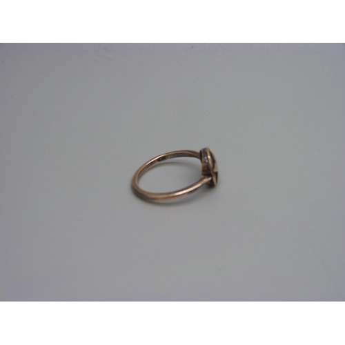 983 - A vintage 9ct gold ring set with a diamond, 2.6g, M