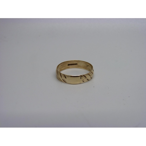 990 - A 9ct gold wedding ring, 2.3g, W