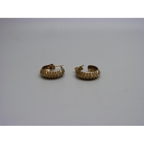 995 - A pair of 9ct gold hoop earrings, 1.6g