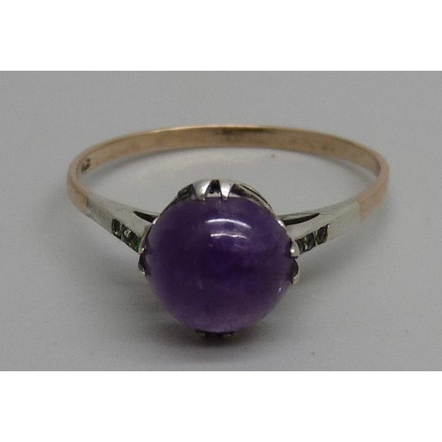 996D - A vintage 9ct gold and silver, amethyst cabochon solitaire ring, T