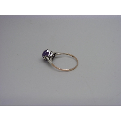 996D - A vintage 9ct gold and silver, amethyst cabochon solitaire ring, T