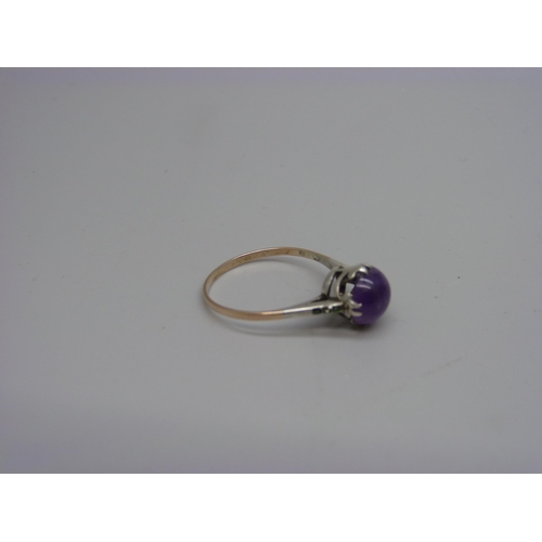 996D - A vintage 9ct gold and silver, amethyst cabochon solitaire ring, T