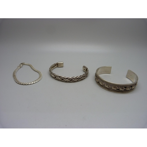 997 - Two silver bangles and a silver bracelet, 75g