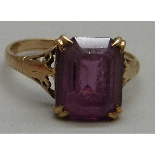 917 - A 9ct gold and purple stone ring, 1.9g, M