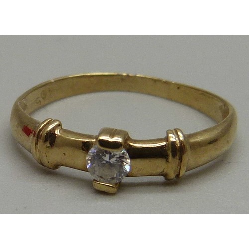 918 - A 9ct gold solitaire ring, 1.1g, O