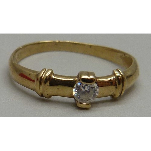 918 - A 9ct gold solitaire ring, 1.1g, O